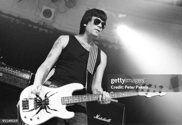 Photo of RAMONES; Ramones, Nederland, Paradiso, Amsterdam, 8 Juni 1988, Pop, punk, Dee Dee Ramone draagt een zonnebril en plukt zijn bas, op...