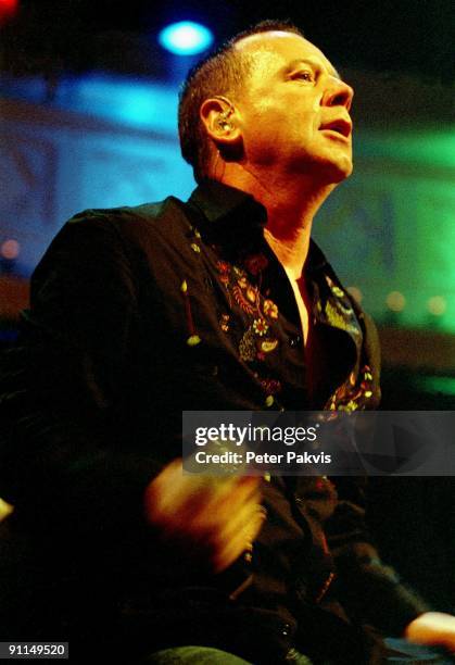 Photo of SIMPLE MINDS; Simple Minds, Nederland, Paradiso, A'dam, , Pop, wave, zanger Jim Kerr zwaait wat met de microfoon in zijn handen en kijkt...