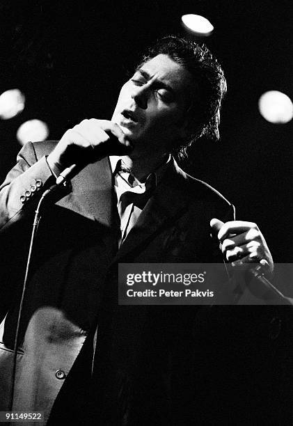 Photo of TINDERSTICKS; Tindersticks, Nederland, Melkweg, A'dam, 14 mei 1995, Pop, indie, zanger Stuart Stapleton, gestoken in een driedeling costuum,...