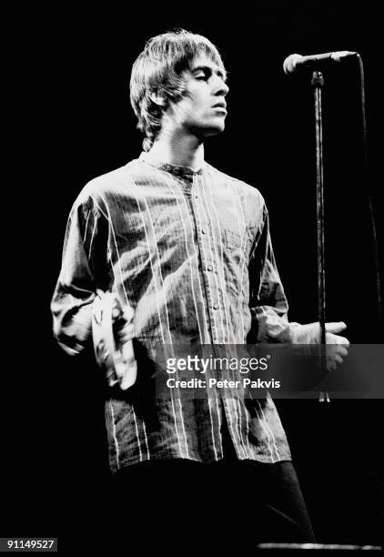 Photo of OASIS, Oasis, Nederland, Paradiso, A'dam, 25 november 1994, Pop, britpop, zanger Liam Gallagher kijkt stoicijns voor, zich uit en zwaait wat...