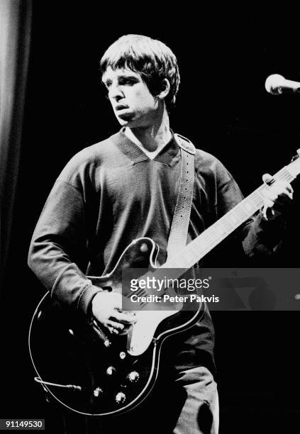 Photo of OASIS; Oasis, Nederland, Vredenburg, Utrecht, 10 januari 1996, Pop, britpop, gitarist Noel Gallagher kijkt, spelend op zijn gitaar naar links