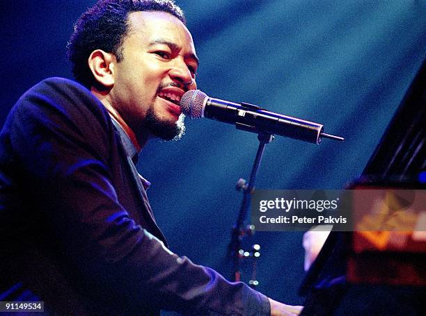 Photo of John LEGEND; John Legend, Nederland, H Music Hall, A'dam, , Pop, soul, zanger John Legend zit zingend en spelend, achter zijn piano en kijkt...