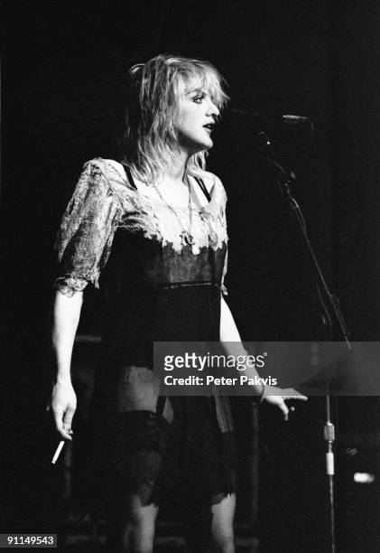 Photo of HOLE; Hole, Nederland, Paradiso Amsterdam, 25 april 1995, Pop, grunge, zangeres Courtney Love staat in een ranzig, jurkje met een sigaret in...