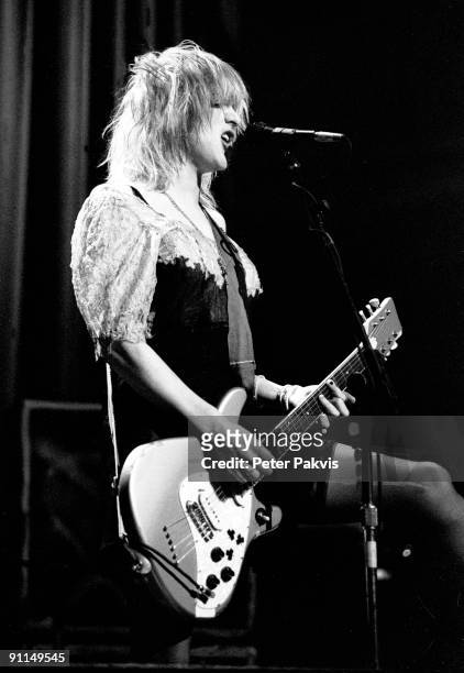 Photo of HOLE; Hole, Nederland, Paradiso Amsterdam, 25 april 1995, Pop, grunge, zangeres Courtney Love staat in een ranzig, jurkje op het podium en...