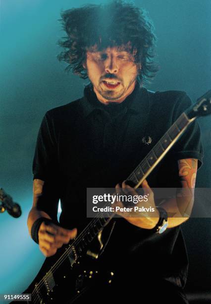 Photo of FOO FIGHTERS, Foo Fighters, Nederland, Lowlands,, Biddinghuizen, 21 augustus 2005, Pop, grunge, Dave Grohl speelt tegen een achtergrond van...