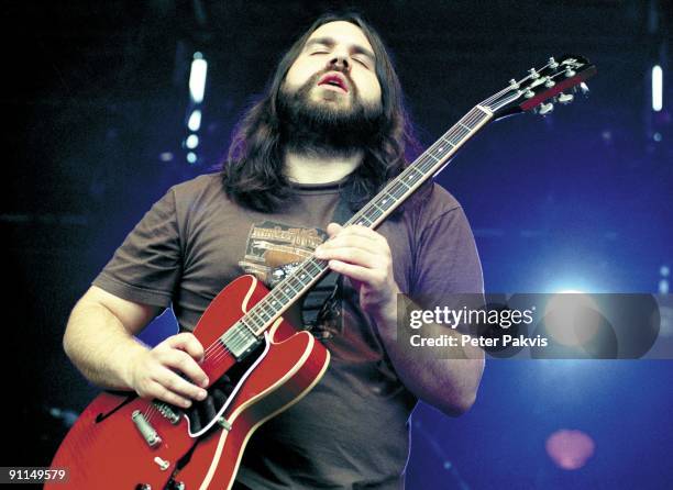 Photo of MAGIC NUMBERS, Magic Numbers, Nederland, Lowlands,, Biddinghuizen, 19 augustus 2005, Pop, indie, de zanger speelt met gesloten ogen op zijn...