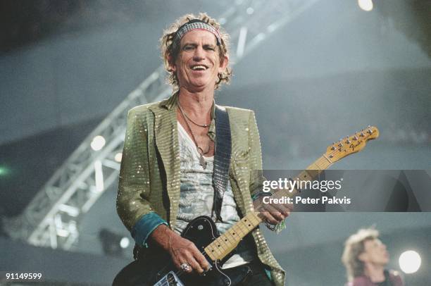 Photo of Keith RICHARDS; Rolling Stones, Arena, Amsterdam, Nederland, 31 juli 2006, Pop, rock, rythm and blues, gitarist Keith Richards, speelt met...