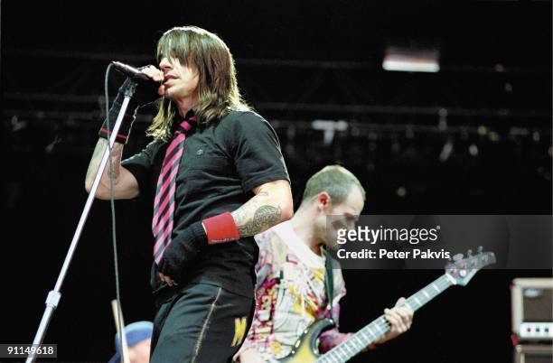 Photo of RED HOT CHILI PEPPERS, Red Hot Chili Peppers, Pinkpop, Landgraaf, Nederland,, 5 juni 2006, Pop, gitaar, funk, zanger Anthony Kiedis, draagt...