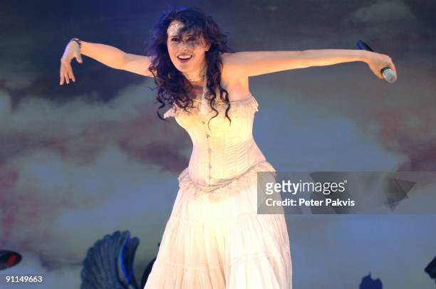Photo of WITHIN TEMPTATION, Within Temptation, Pinkpop, Landgraaf, Nederland, 26 mei 2007, Pop, gothic, zangeres Sharon den Adel, gekleed in een...