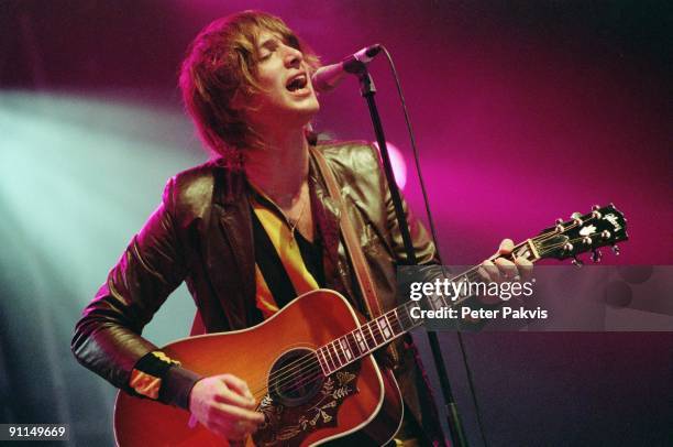 Photo of Paolo NUTINI, Paolo Nutini, Pinkpop, Landgraaf, Nederland, 27 mei 2007, Pop, folk, zanger Paolo zingt met gesloten ogen en, speelt...