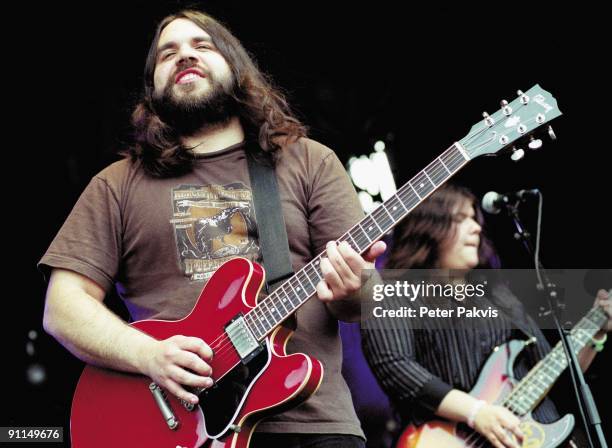 Photo of MAGIC NUMBERS, Magic Numbers, Nederland, Lowlands,, Biddinghuizen, 19 augustus 2005, Pop, indie, de zanger speelt met een gelukzalige blik...