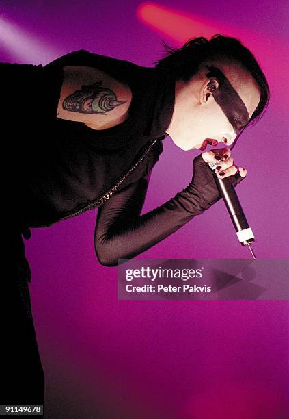 Photo of MARILYN MANSON, Marilyn Manson, Nederland, Lowlands,, Biddinghuizen, 20 augustus 2005, Pop, metal, gothic, tegen een roze paarse achtergrond...