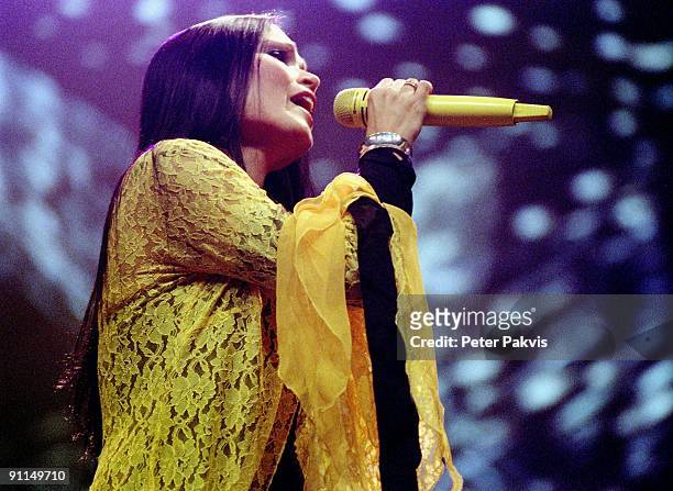 Photo of NIGHTWISH, Nightwish, Nederland, Lowlands,, Biddinghuizen, 20 augustus 2005, Pop, gothic, de zangeres, gekleed in een lang geel gewaad,...