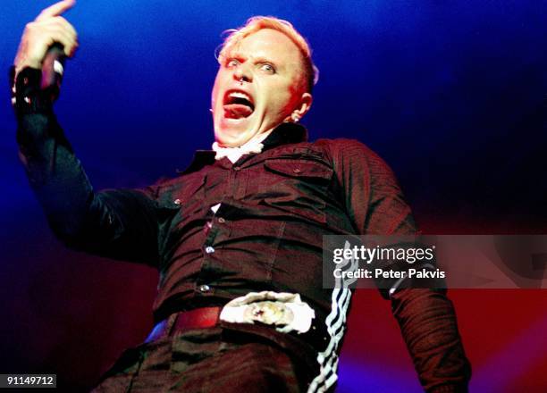 Photo of PRODIGY, The Prodigy, Nederland, Lowlands,, Biddinghuizen, 19 augustus 2005, Pop, dance, de zanger wijst met een furieuze blik in zijn, ogen...