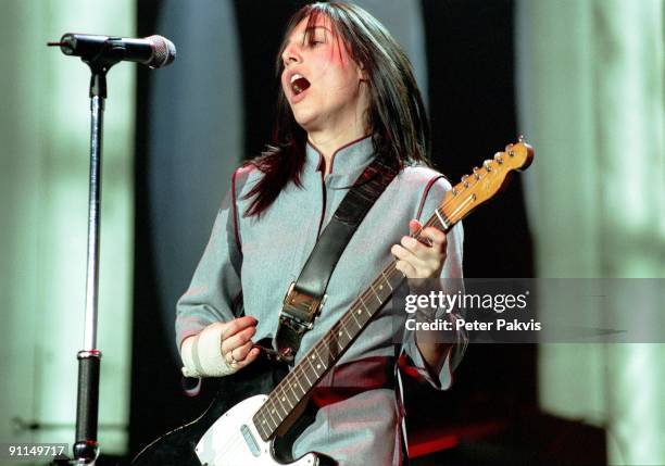 Photo of TEXAS; Texas, Nederland, H M Hall, Amsterdam, 25 maart 2001, Pop, zangeres Sharlene Spiteri staat zingend en, spelend op haar gitaar naast...