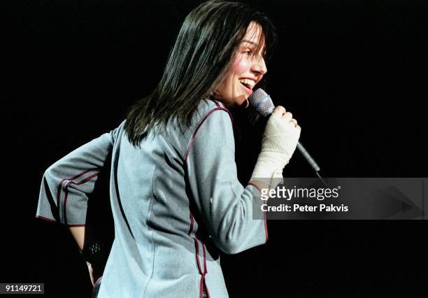Photo of TEXAS; Texas, Nederland, H M Hall, Amsterdam, 25 maart 2001, Pop, zangeres Sharlene Spiteri zingt met de microfoon, in haar handen en met...