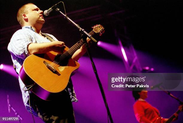 Photo of PIXIES, The Pixies, Nederland, Lowlands,, Biddinghuizen, 20 augustus 2005, Pop, indie, zanger Frank Black speelt bij wijze van hoge...