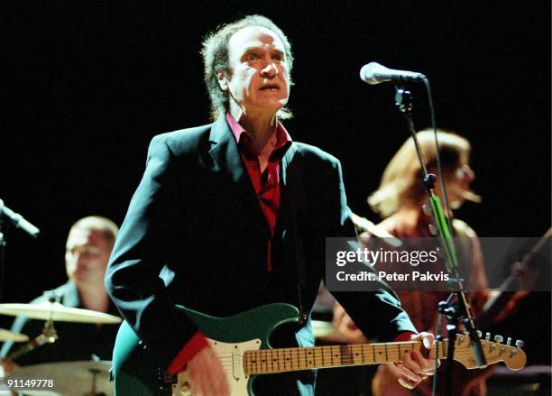 Photo of Ray DAVIES, Ray Davies, Chasse Theater, Breda, Ned, 23 april 2006, Pop, sixties, Ray Davies speelt op zijn elektrische gitaar, en kijkt met...