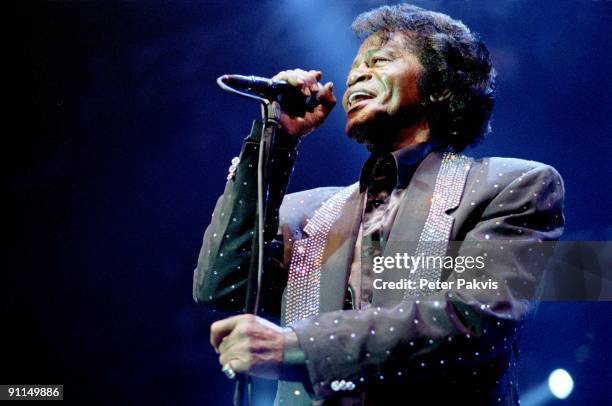 Photo of James BROWN, James Brown, Ahoy, Rotterdam, Nederland, 01 juli 2006, Pop, soul, funk, zanger James Brown zingt enthousiast en lachend tijdens...