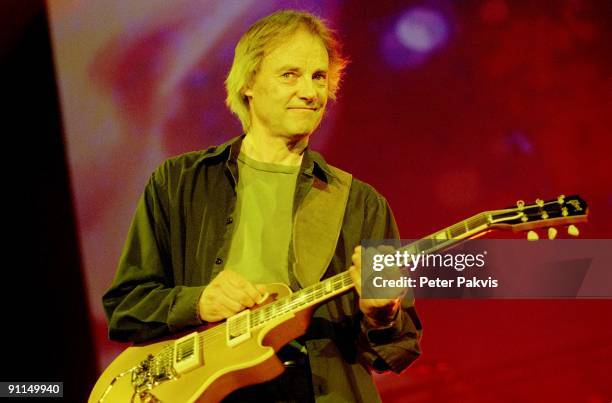 Photo of Snowy WHITE, Snowy White, Ahoy, Rotterdam, Nederland, 07 juli 2006, Pop, symfonisch, meestergitarist Snowy White speelt op zijn elektrische...