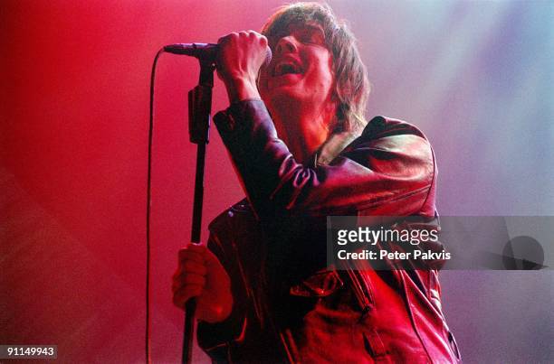 Photo of STROKES; The Strokes, Heineken Music Hall, A'dam, Ned, 11juli 2006, Pop, rock, zanger Julian Casablanca, gekleed in een lederen, jacket,...