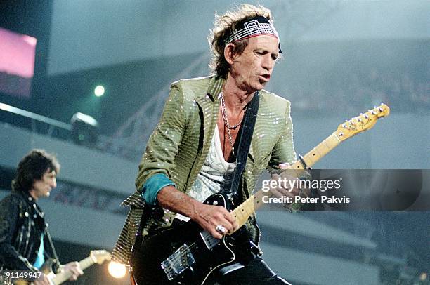 Photo of Keith RICHARDS; Rolling Stones, Arena, Amsterdam, Nederland, 31 juli 2006, Pop, rock, rythm and blues, gitarist Keith Richards speelt, met...