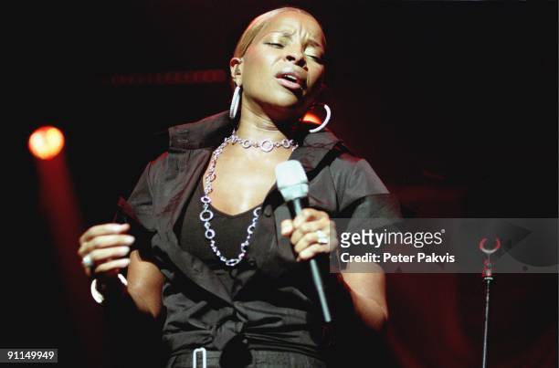 Photo of Mary J BLIGE; Mary J Blige, Heineken Music Hall, Amsterdam, Nederland, 15 juni 2006, Pop, R and B, soul, funk, zangeres Mary J Blige zingt,...