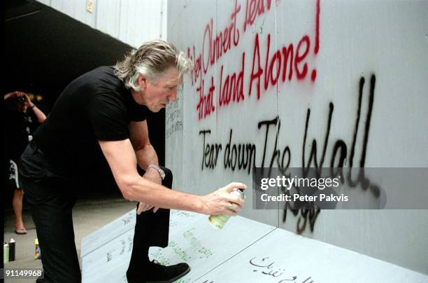 Photo of Roger WATERS, Roger Waters, Ahoy, Rotterdam, Nederland, 07 juli 2006, Pop, symfonisch, zanger Roger Waters schrijft voor de organisatie ICCO...