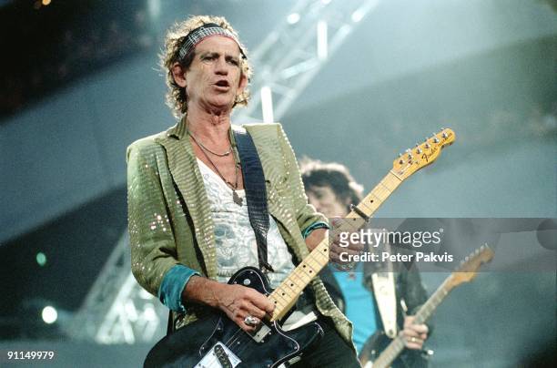 Photo of Keith RICHARDS; Rolling Stones, Arena, Amsterdam, Nederland, 31 juli 2006, Pop, rock, rythm and blues, gitarist Keith Richards, speelt met...