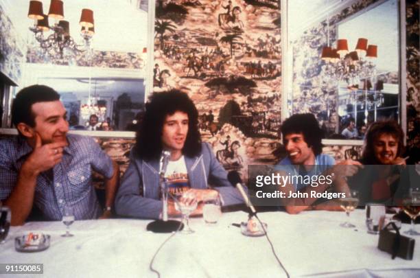 1st November 1978: Photo of QUEEN; Group portrait at dinner table - L-R John Deacon, Brian May, Freddie Mercury and Roger Taylor