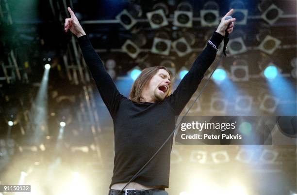 Photo of ALTER BRIDGE, Alter Bridge, Pinkpop, Landgraaf, Nederland, 04 juni 2006, Pop, grunge, rock, de zanger staat met wijd gesperde, armen op het...