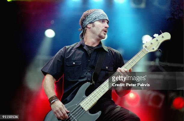 Photo of ALTER BRIDGE, Alter Bridge, Pinkpop, Landgraaf, Nederland, 04 juni 2006, Pop, grunge, rock, de bassist draagt een hoofddoek en plukt de bas...