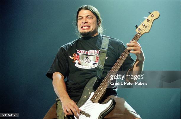 Photo of METALLICA, Metallica, Gelredome, Nederland, 08 juni 2006, Pop, metal, bassist Robert Trujillo speelt met, een verbeten blik op zijn basgitaar