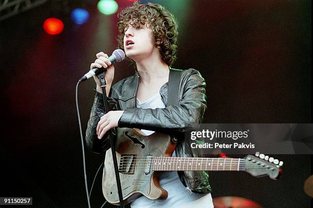 Photo of KOOKS; The Kooks, Parkpop, Den Haag, Nederland, 25 juni 2006, Pop, indie, zanger en gitarist houdt tijdens het zingen, met beide handen de...