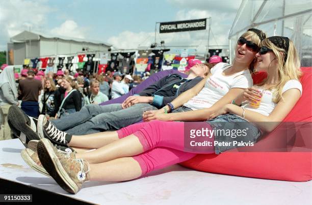 Photo of PP1021_FESTIVALS; Pinkpop, Landgraaf, Nederland, 05 juni 2006, Pop, sfeer, een tweeling,ook identiek gekleed, ligt languit, in de zon te...