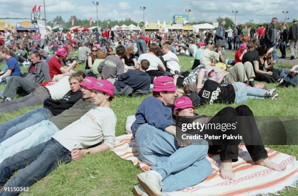 Photo of PP1025_FESTIVALS; Pinkpop, Landgraaf, Nederland, 05 juni 2006, Pop, sfeer, jonge festivalgangers en oudere jongen liggen op het...