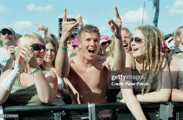 Photo of PP1026_FESTIVALS; Pinkpop, Landgraaf, Nederland, 05 juni 2006, Pop, sfeer, jongens en meisjes klappen enthousias voor hun aldaar optredende...