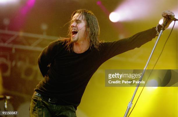 Photo of ALTER BRIDGE, Alter Bridge, Pinkpop, Landgraaf, Nederland, 04 juni 2006, Pop, grunge, rock, de zanger met zijn lange natte haren schreeuwt...