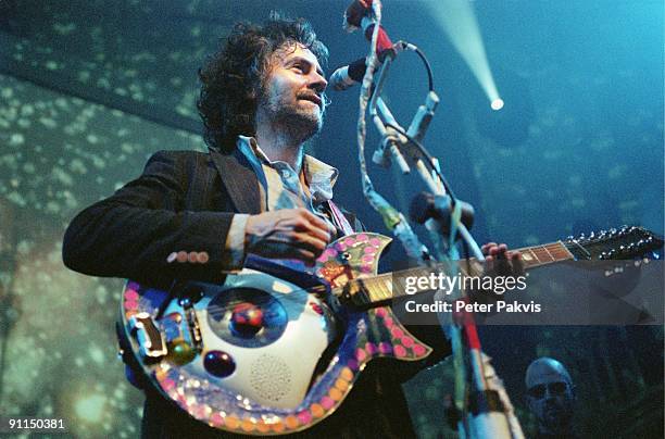 Photo of FLAMING LIPS, Flaming Lips, Paradiso, Amsterdam, Ned, 27 april 2006, Pop, indie, zanger Wayne Coyne speelt op zijn gitaar welke, is voorzien...