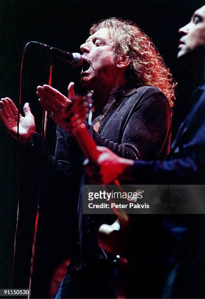 Photo of Robert PLANT, Robert Plant, Heineken Music Hall, Amsterdam, Nederland, 05 april 2006, Pop, hardrock, zanger Robert Plant heft tijdens het...