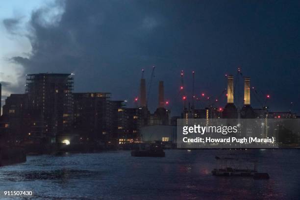 twilight on the waterfront - battersea power station silhouette stock pictures, royalty-free photos & images