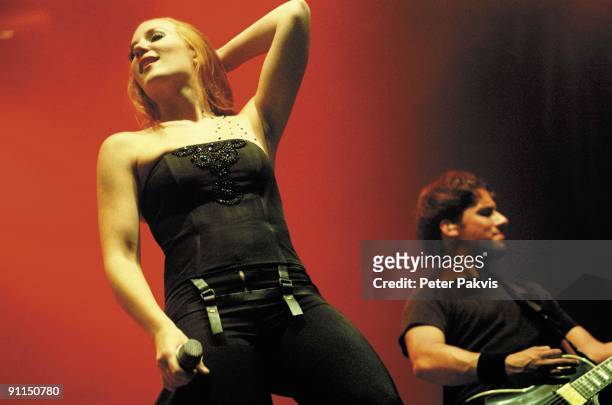 Photo of EPICA, Epica, Lowlands, Biddinghuizen, Nederland, 19 augustus 2006, Pop, gothic, zangeres Simone Simons met haar vuurrode, haar en zwarte...