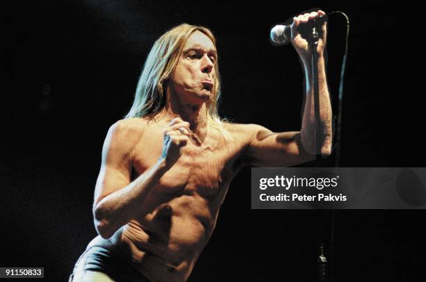 Photo of Iggy POP, Iggy Pop and the Stooges, Lowlands, Biddinghuizen, Nederland, 19 augustus 2006, Pop, punk, garage, Iggy Pop zingt met ontbloot...