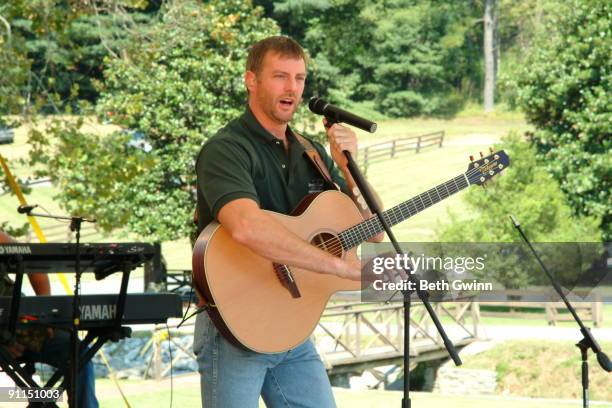 Photo of Darryl WORLEY, Darryl Worley performing on stage