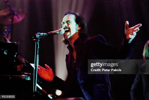 Photo of Nick CAVE; Nic Cave, Congresgebouw, Den Haag, Ned, , Pop, indie, Nic Cave zit met weid gespreide, armen intens zingend achter de piano