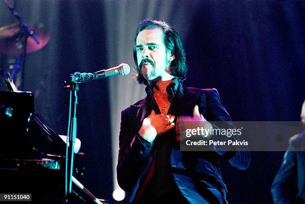 Photo of Nick CAVE; Nic Cave, Congresgebouw, Den Haag, Ned, , Pop, indie, Nic Cave staat achter de piano en kijkt in de, camera, op de achtergrond...