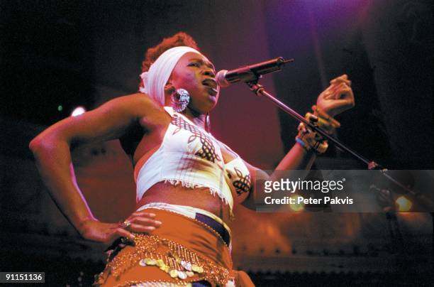Photo of India ARIE, India Arie, Paradiso, Amsterdam, Nederland, , Pop, R 'n B, soul, funk, zangeres India draagt een grote, witte tulband om haar...