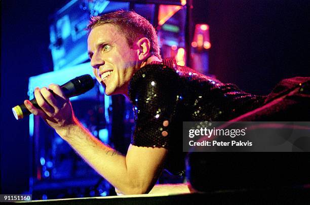 Photo of SCISSOR SISTERS, Scissor Sisters, Heineken Music Hall, Amsterdam, Nederland, 22 april 2007, Pop, disco, gay, de zanger kijkt, terwijl hij...