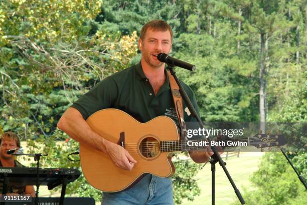 Photo of Darryl WORLEY, Darryl Worley performing on stage