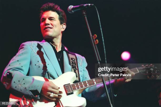 Photo of Chris ISAAK, Chris Isaak, Paradiso, Amsterdam, Ned, , Pop, Jaren 50, Chris getogen in een prachtig blauw jaren, 50 jasje, welke is voorzien...